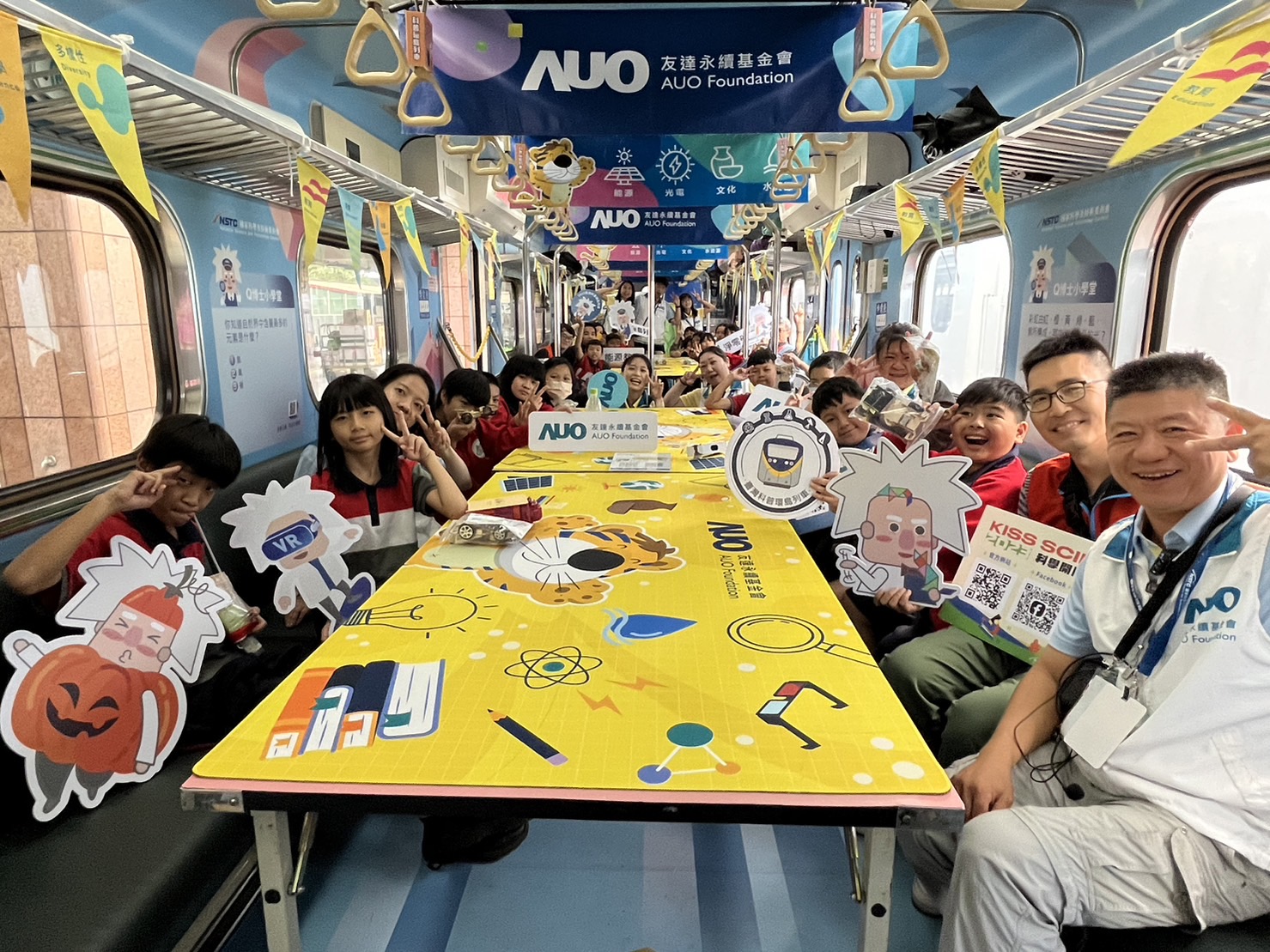 友達永續基金會參與「臺灣科普環島列車」，設計基礎科學車廂課程，以「淨零碳排和永續能源」為主題，讓學生透過創意實驗認識淨零知識，以及思考生活中的減碳行為