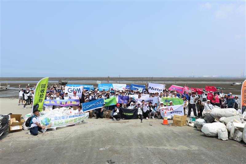 友達永續基金會召集友達志工，於彰化縣烏溪出海口淨灘，透過實際行動展現對環境友善的承諾。