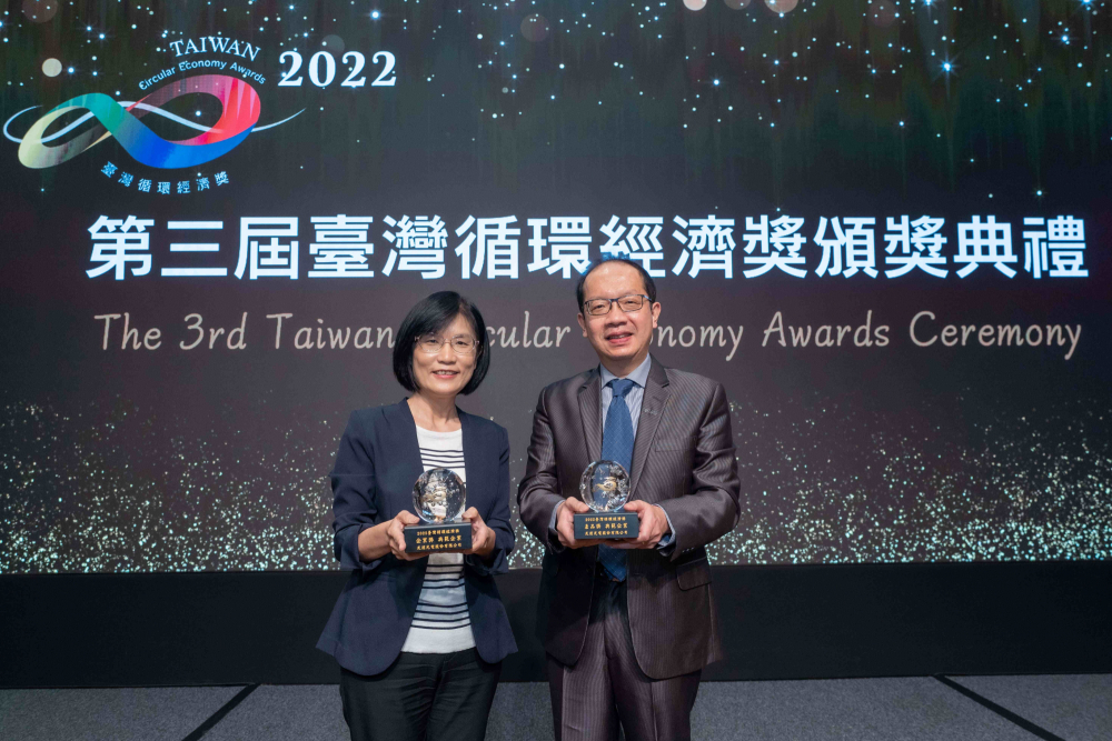 友達榮獲2022臺灣循環經濟獎雙項「年度典範企業」肯定，友達光電永續長古秀華（左）及技術長廖唯倫（右）代表受獎