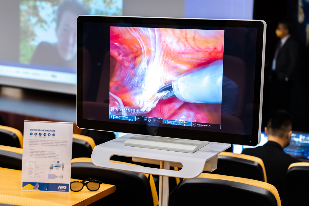 達擎於「國際大腸直腸外科論壇」中，成功導入達文西外接3D影像解決方案。透過達擎即時影像處理技術轉換為成1080p的高解析度畫質，將3D擬真畫面即時呈現於32吋4K 3D醫療顯示器