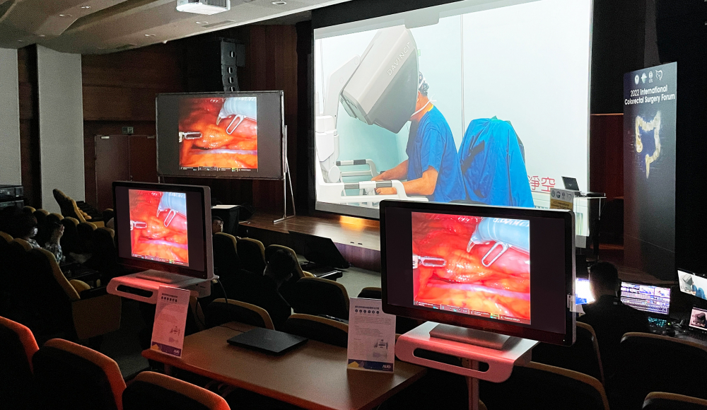 達擎在「國際大腸直腸外科論壇」中，將達文西手術實況的3D高解析度影像，透過即時影像處理搭配高畫質3D醫療顯示器，以同步視訊方式呈現於國內外醫師眼前