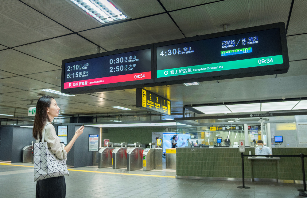 達擎TARTAN顯示器的特殊長條型比例非常適合空間與高度有限的大眾運輸場域應用，具備工業等級高品質、高亮度、高解析與高色彩飽和度等優勢，打造都會智能車站新風貌。