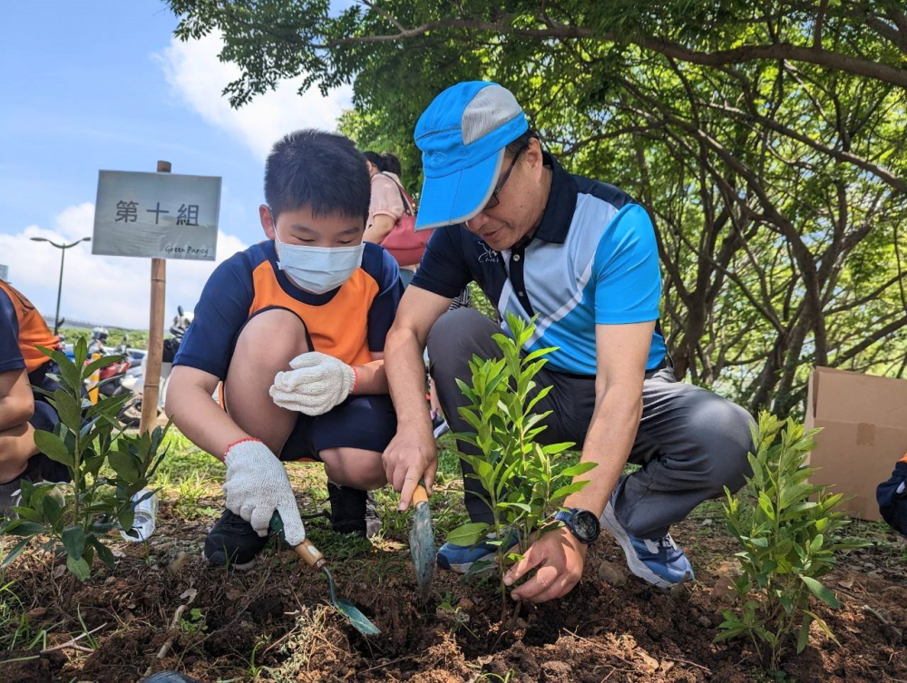 友達綠色志工及眷屬一起植下樹苗，親手打造綠帶景觀及動植物的友善棲息環境