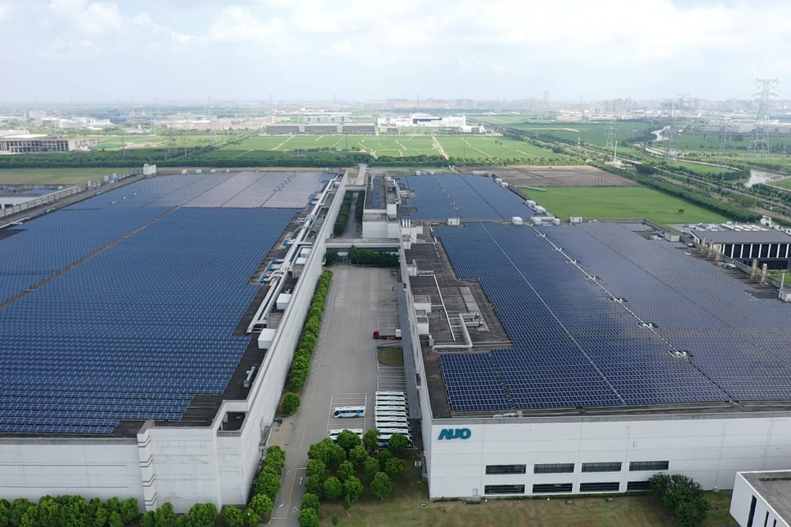 友達昆山廠推動智慧製造實現高效節能生產，並建置屋頂太陽能電廠，發電量可達2,300萬千瓦時
