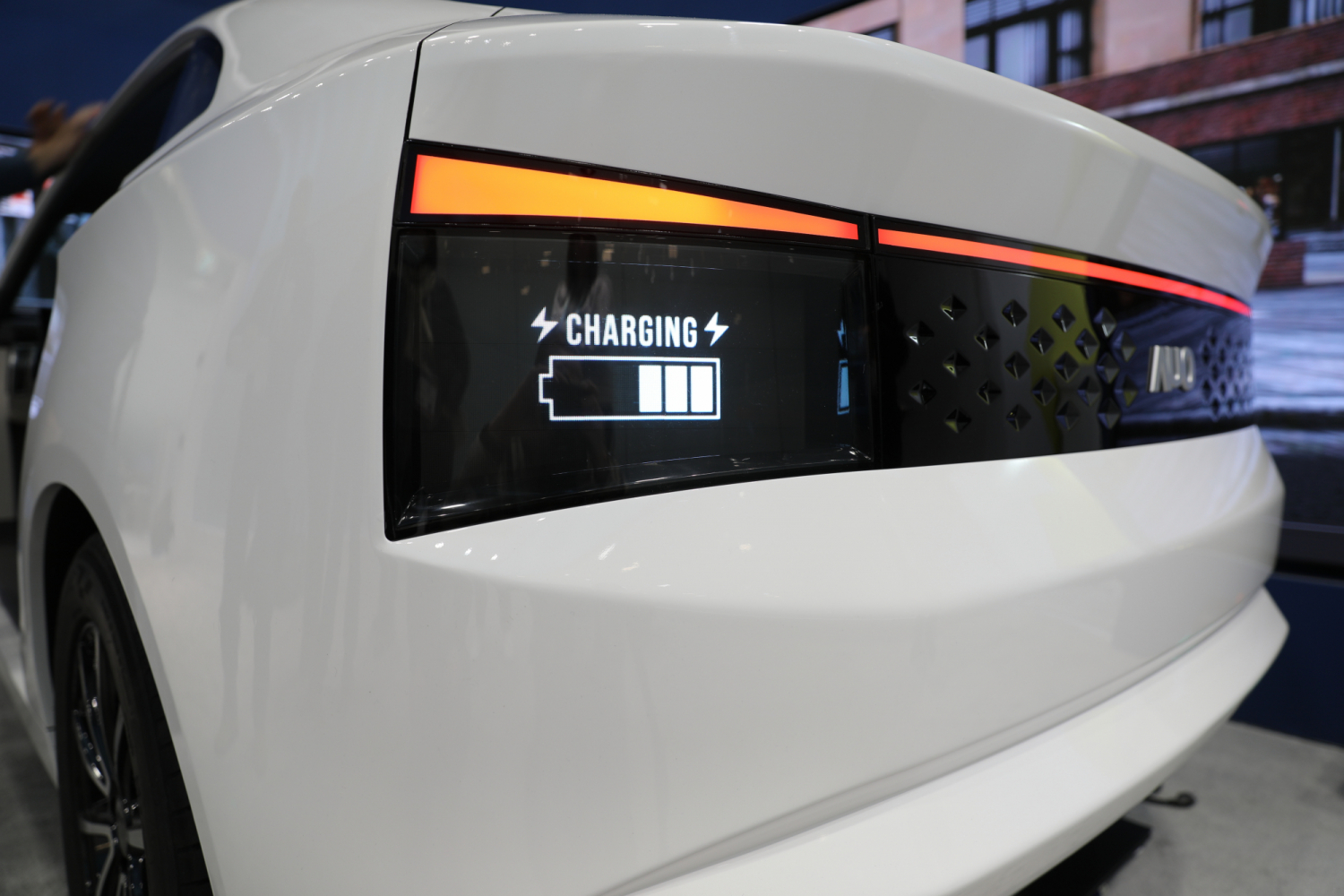 「矩陣式互動尾燈」符合汽車AECQ法規，提供高亮度和對比度，保障駕駛安全，並支援RGB顯示應用以呈現更精準的視覺傳遞。