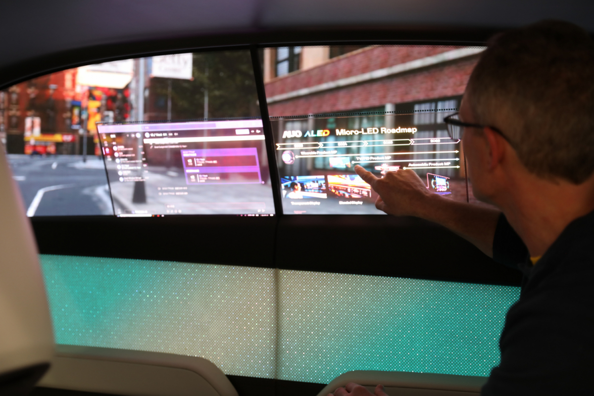 友达的「互动式透明智慧车窗」可进行基本娱乐、线上视讯会议等外部即时互动，重新定义了座舱的设计概念，同时保有车内的隐私和舒适度。
