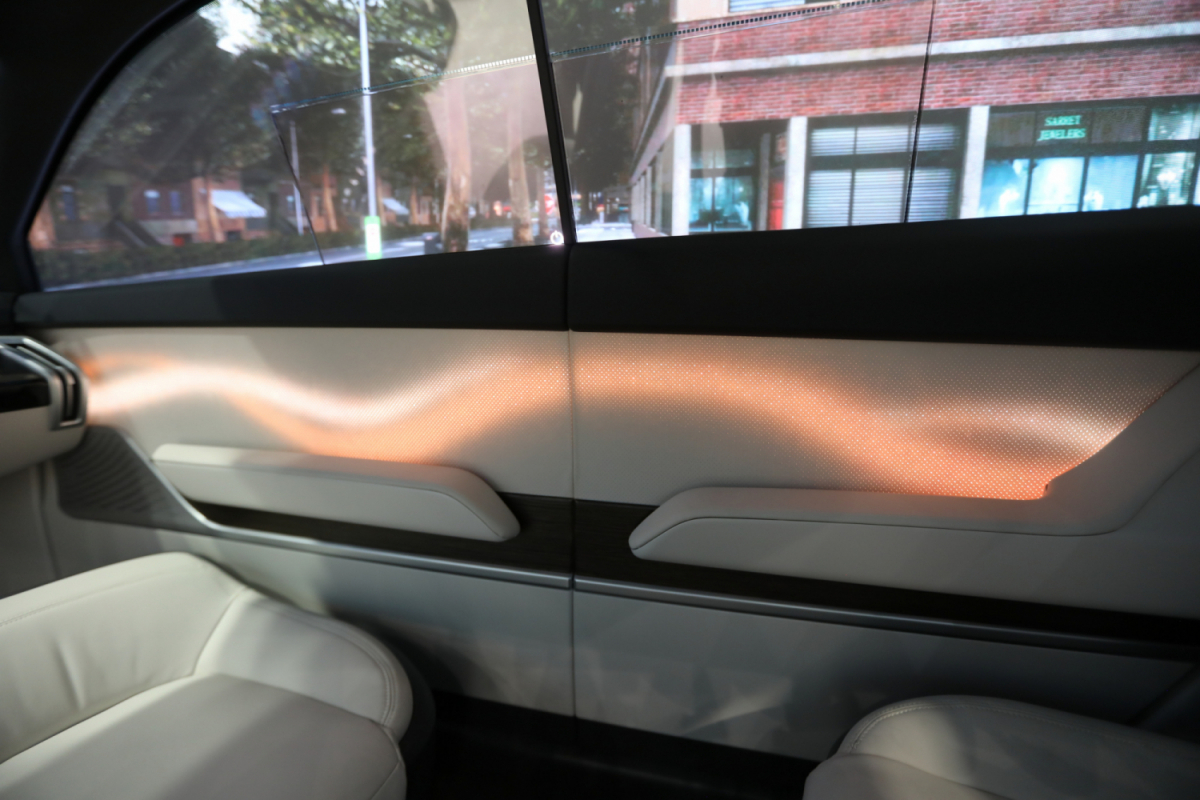 「智慧動感內飾板」簡化並改進車內外的建構方式，重塑座艙設計美學，可進行溫度調節與顏色校準