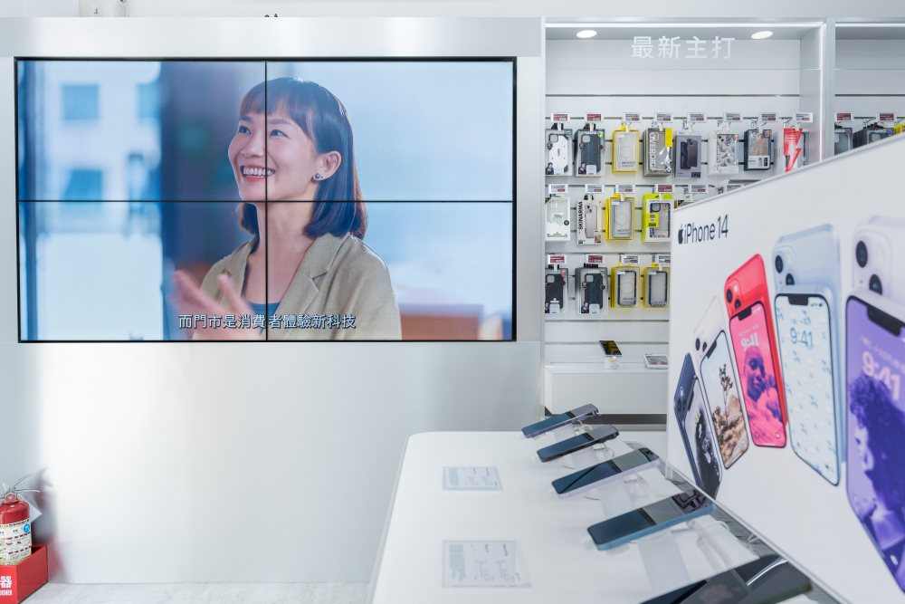 友達雙軸轉型策略以Go Vertical深化垂直市場應用，以高品質顯示器取代傳統海報，打造無紙化新零售場域，提供消費者優質的數位服務體驗