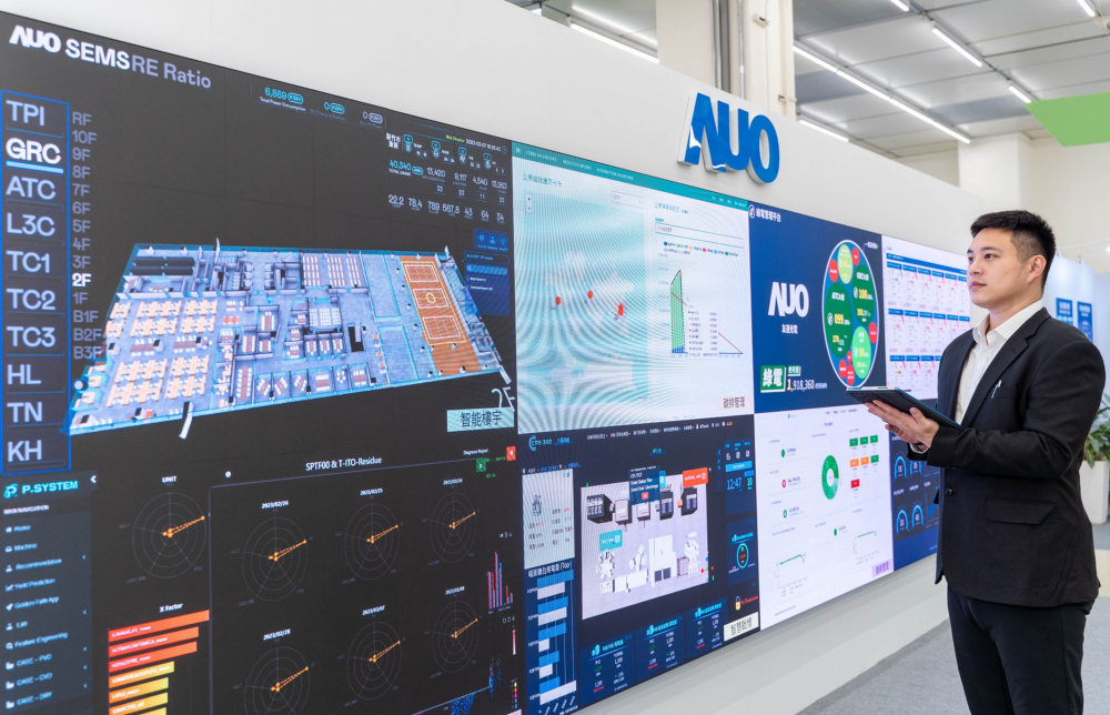 AUO has gradually achieved green transformation through smart manufacturing. It has applied AI and big data in hardware and software on production lines, enabling remote monitoring and precise prediction of equipment maintenance needs through process smartification, automation, and standardization, increasing production efficiency and quality stability
