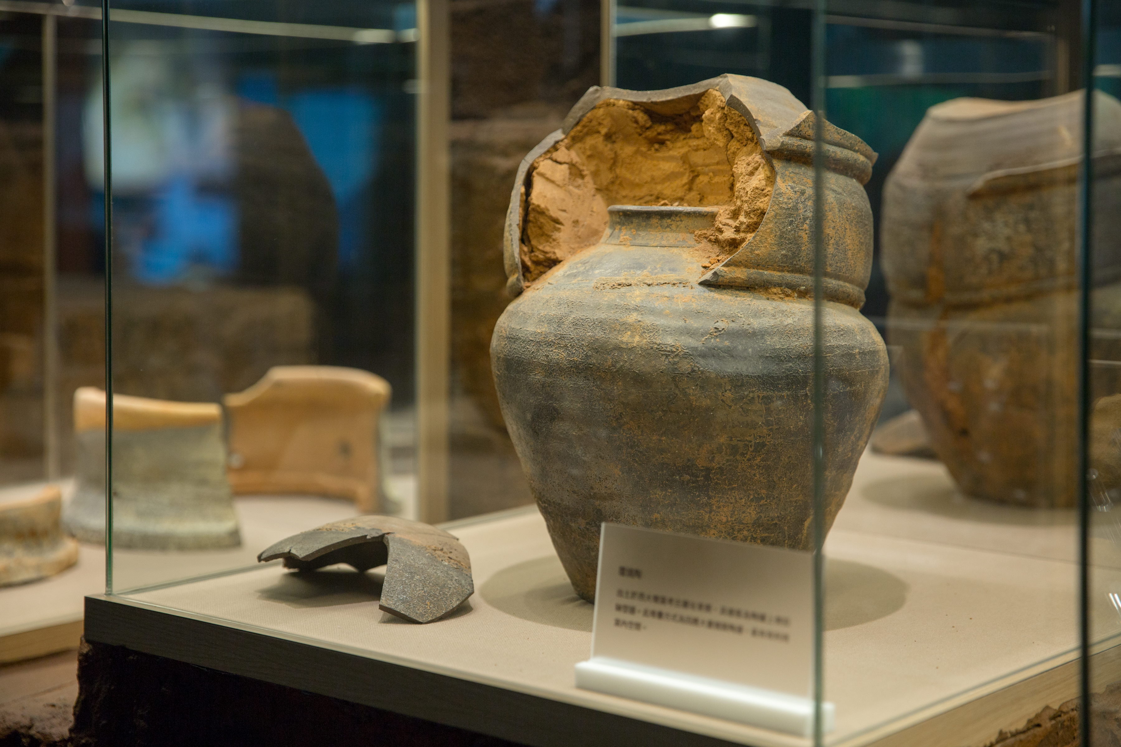 文化館保存、展示清代中晚期之西大墩窯遺址文物，圖中「覆燒陶」即為西大墩窯出土之代表性文物