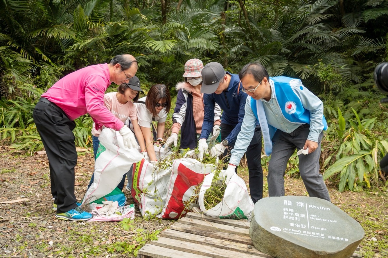 為共同守護在地物種，友達永續基金會號召志工認識並移除「綠癌」: 外來入侵種小花蔓澤蘭