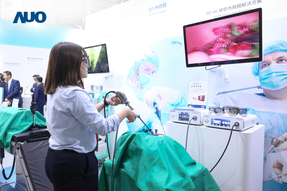 達擎推出的「機器人手術即時3D解決方案」，可將執刀醫師看到的畫面及開刀視野，同步轉換成立體畫面給手術室的醫療團隊，已引進日本近20家醫療院所，提供患者更安全、優質的醫療服務