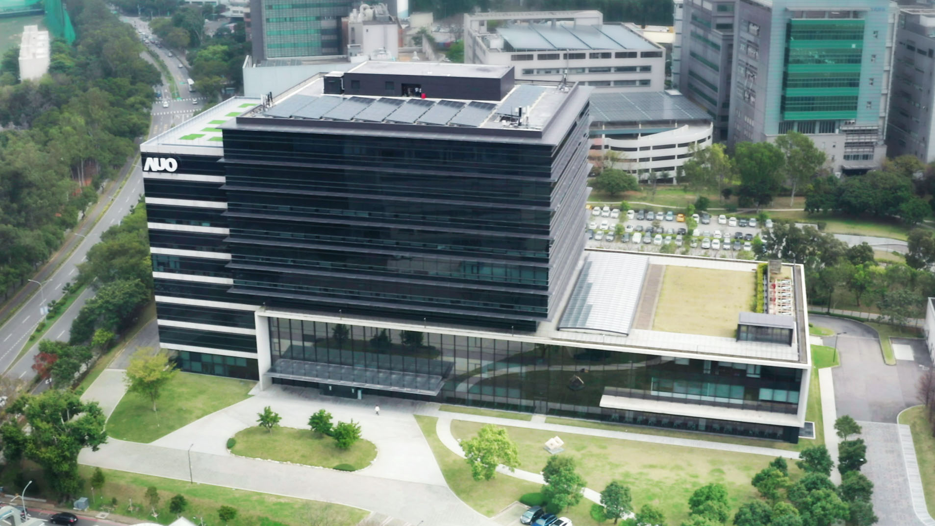 友达光电积极实践永续作为，以”友达全球研发中心（Global Research Center，GRC）”总部大楼，通过ISO 14068-1:2023碳中和管理标准查证，并承诺于2030年实现台湾所有办公据点均朝此目标迈进