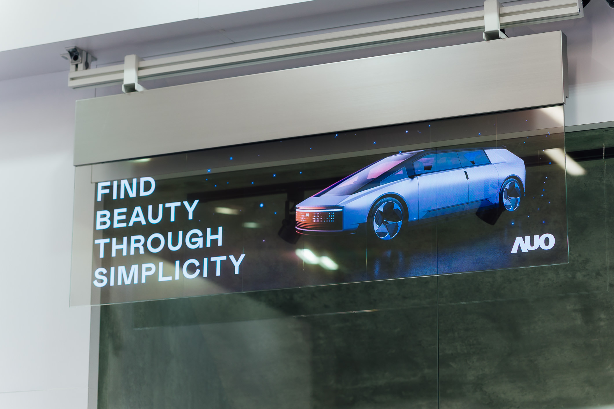 具備高亮度透明感的54吋透明Micro LED智慧看板，可無限拼接不同尺寸，營造出兼具科技感與美學的沉浸式氛圍，適用於旗艦店、展演空間等多元場域。