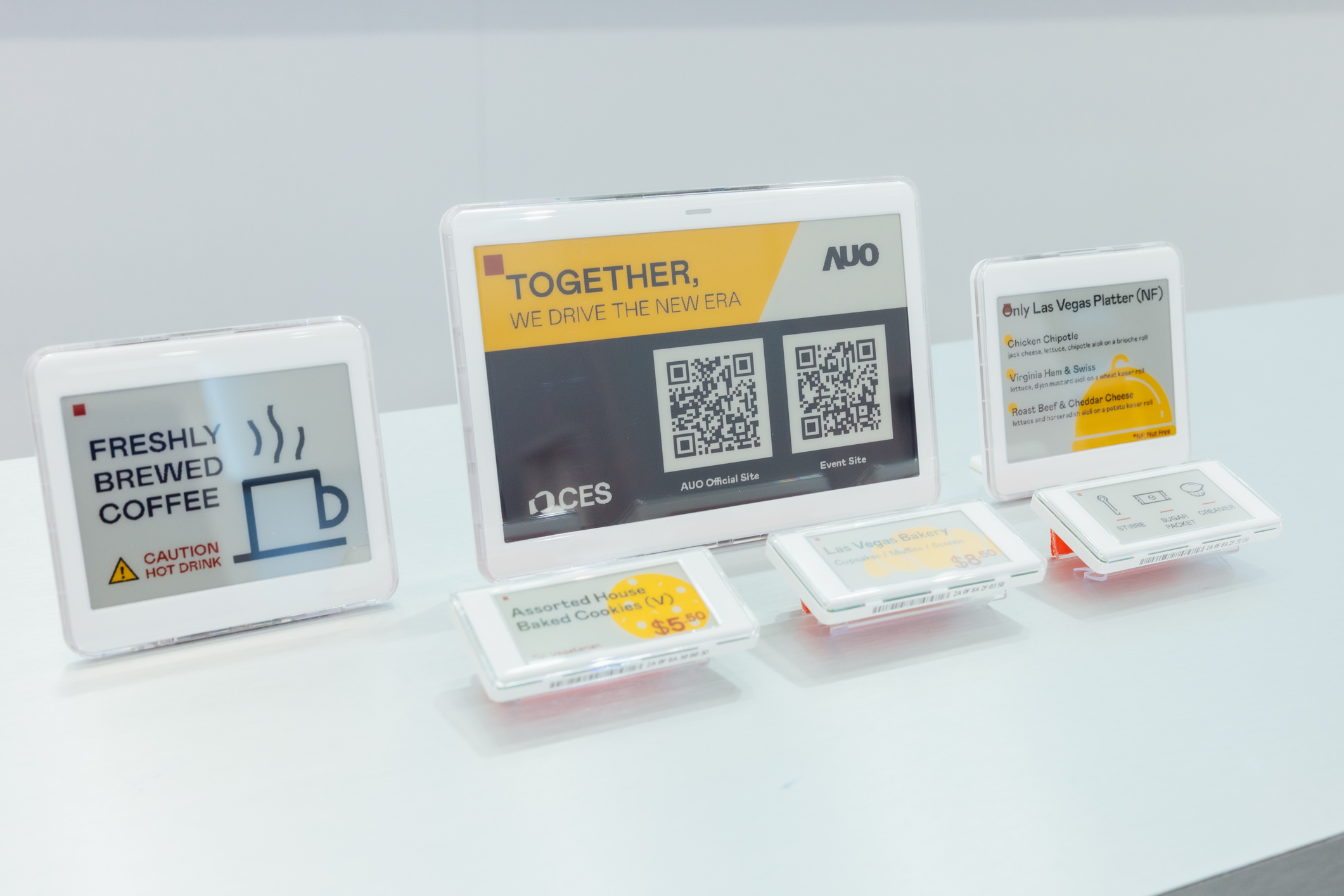 達擎開發的低功耗、全彩的aecoPost電子紙解決方案，僅在更新畫面時需要微量的電力驅動，無需佈建電線的便捷設計，使其可靈活應用、彈性選擇置放處；可搭配aecoTag電子貨架標籤解決方案，驅動商店內所有數位看板和電子貨架標籤，以遠端控制實現動態變價，提升門市人員作業效率，並以無紙化落實永續經營目標。