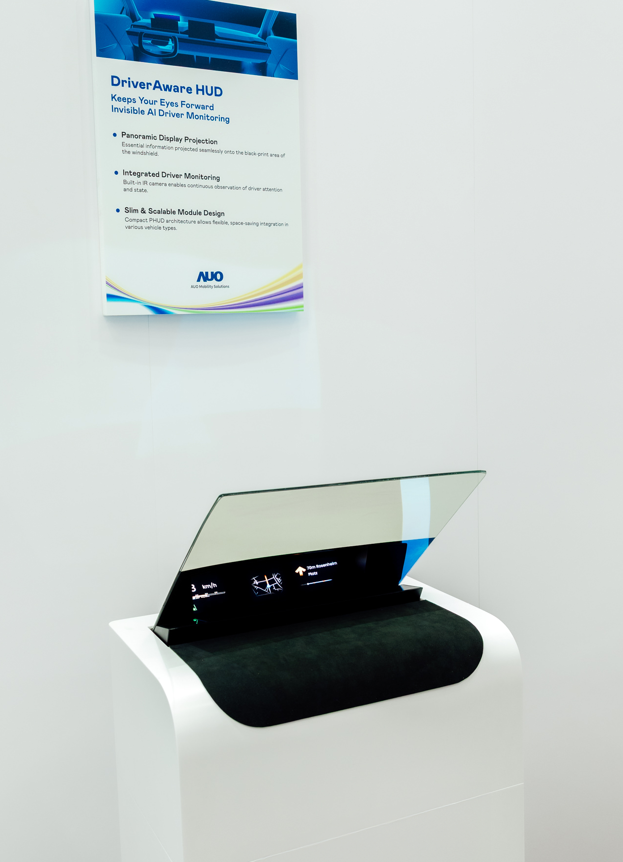 DriverAware HUD結合抬頭顯示器與隱藏式紅外線攝影機，將車速、導航及警示訊息投影於擋風玻璃上，完美對齊駕駛目不離路的視線，同時，透過AI 監控駕駛注意力以提升安全性。