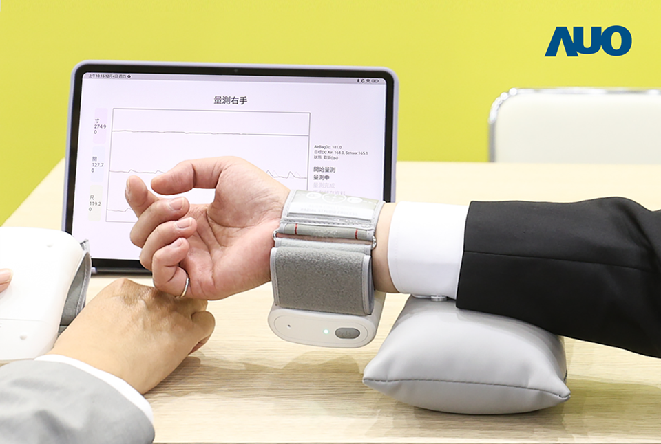 友达耘康脉象检测系统，透过软件支持实时可视化信息呈现，协助医师掌握患者状态，提升临床与医病沟通效率，而以相同感测技术延伸发展的可携式脉波仪，透过简便对位方法与快速量测模式，2分钟即可完成量测。