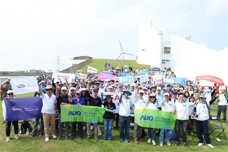 友達永續基金會召集友達志工，於彰化縣烏溪出海口淨灘，透過實際行動展現對環境友善的承諾。