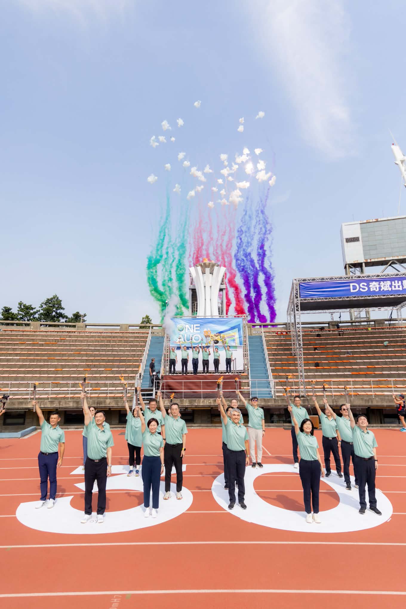 友達30週年運動會聖火點燃儀式，象徵公司從顯示核心技術出發，因夥伴匯聚協作而壯大，透過轉型與拓展持續成長，薪火相傳最終凝聚成One AUO，共創永續發展新篇章。